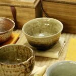 骨董品の陶器と木箱