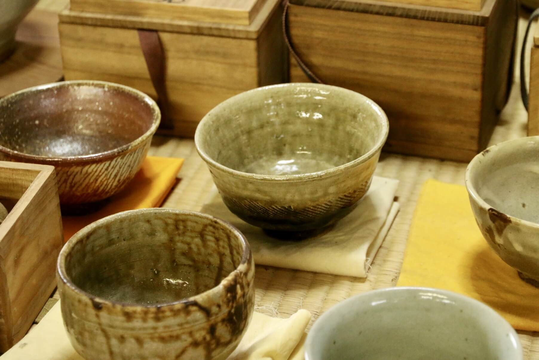 骨董品の陶器と木箱