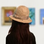 絵画を見る女性の後ろ姿