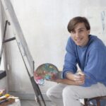 絵を描いている男性