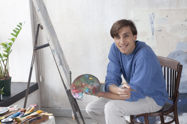 絵を描いている男性