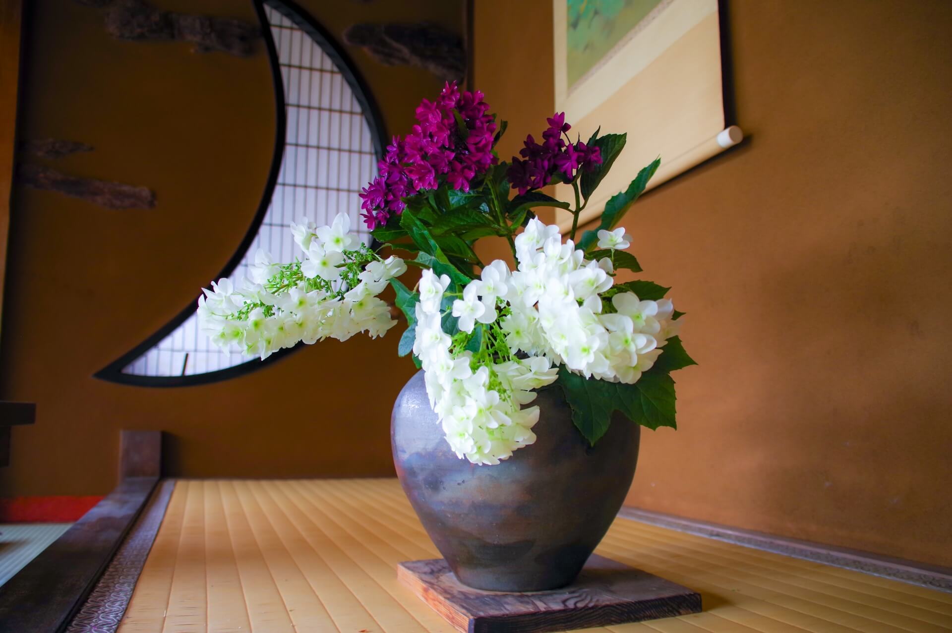 床の間に飾られたアジサイと花入