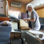 遺品整理を行う人