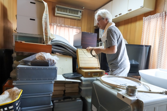 遺品整理を行う人